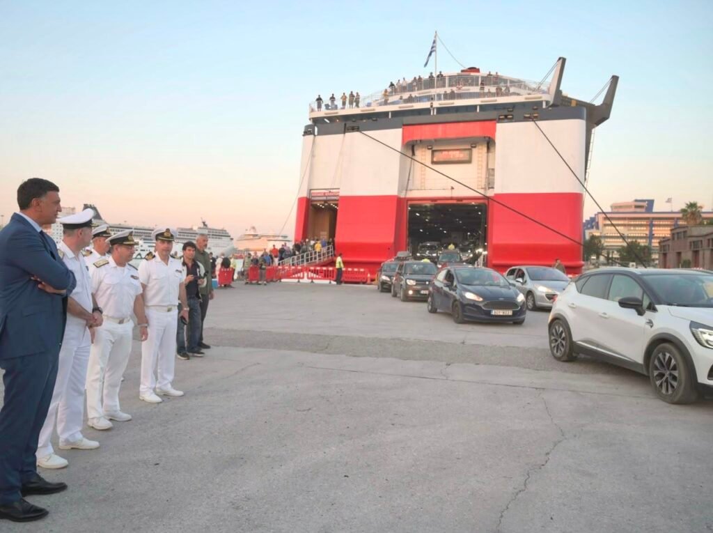 Β. Κικίλιας από το λιμάνι του Πειραιά για την επιστροφή των ταξιδιωτών: «Προασπίζουμε, στηρίζουμε και ενισχύουμε τα νησιά μας, τον τουρισμό, την ακτοπλοΐα και την οικονομία της χώρας μας»